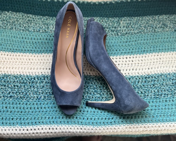 Cole Haan Size 9.5 navy blue suede, peep toe pumps - Picture 4 of 4